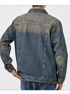 Rückseitenansicht der Vintage-Waschung Jeansjacke mit Retro-Textur, Nähten und Metallknöpfen.
