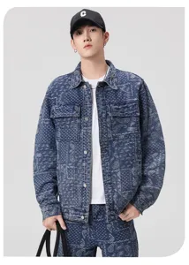 Gros plan détaillé montrant le motif jacquard cachemire complexe sur la veste en denim.