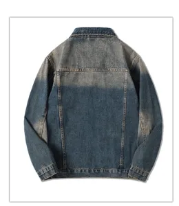 Rückansicht einer vintage gewaschenen Jeansjacke mit klassischen Nähten und Retro-Stil.