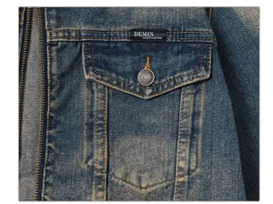 Nahaufnahme der Vintage Waschung Jeansjacke mit Brusttasche, Metallreißverschluss und Etikett.