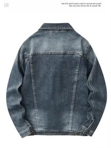 Vue détaillée du dos de la veste en jean vintage bleu avec coutures structurées et classiques.