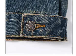 Detailansicht einer Vintage Waschung Jeansjacke mit robustem Material und Metallknopf.