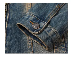 Jeansjacke Ärmel Detail, retro gewaschener blauer Denim Stoff, Kontrastnähte mit Metallknopf.