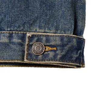 Veste en denim bleu lavé rétro pour homme détail de poignet avec bouton en métal et surpiqûre
