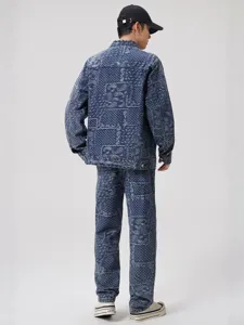 Ensemble veste et pantalon en jean motif paisley style streetwear américain pour homme.