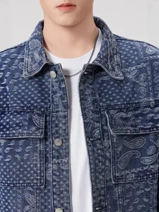 Veste en jean paisley de rue américaine pour homme vue de face, style de travail jacquard décontracté.