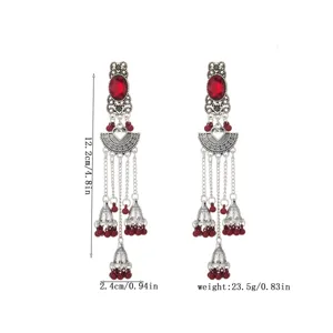 Pendientes largos étnicos con piedra de cristal rojo y cadenas de campanas plateadas.