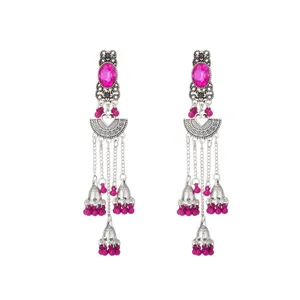 Primer plano de pendientes colgantes de plata con piedra rosa y delicadas cadenas de flecos.