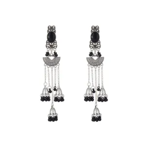 Pendientes largos plateados de estilo étnico con cuentas negras y cascabeles.