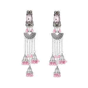 Exquisitos pendientes colgantes étnicos de plata con diamantes de imitación rosas.