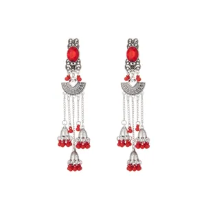 Detalle de pendientes largos étnicos rojos de cristal con diseño de abanico y cadenas colgantes.