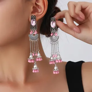Pendientes largos étnicos exóticos con cristal rosa, abanico y dijes de campana.