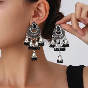 Pendientes jhumka étnicos vintage de plata con elegantes piedras negras para mujeres.