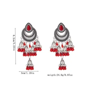 Pendientes colgantes étnicos de plata antigua con cristales rojos y muchas campanillas.
