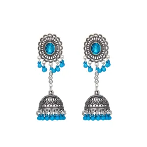 Vista detallada de los pendientes jhumka de plata vintage con cuentas azules.