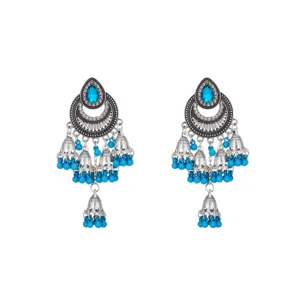 Pendientes jhumka de plata vintage con piedra de lágrima azul y colgantes de cuentas.