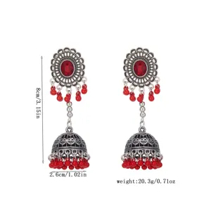 Pendientes colgantes de campana bohemios con borlas de cuentas rojas y trabajo de metal.