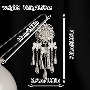 Vista detallada de horquilla de plata con mariposa estilo Miao étnico chino con borlas.