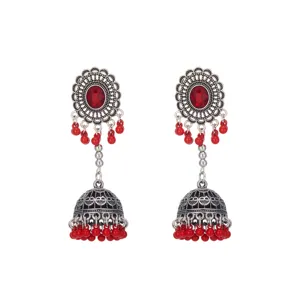 Pendientes jhumka étnicos vintage de piedra roja estilo bohemio para mujer elegante.