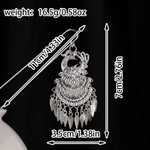 Horquilla para el pelo estilo retro chino en plata con diseño calado y hermosa borla.