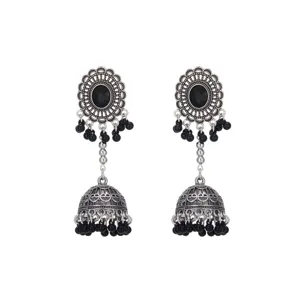 Pendientes jhumka étnicos de plata oxidada con borlas de cuentas negras para moda boho.