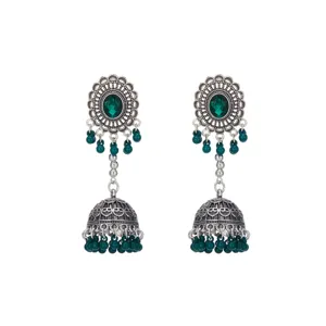 Vista detallada de pendientes jhumka de plata vintage con cuentas verdes, estilo boho étnico.