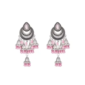 Pendientes jhumka de plata étnica con piedra de lágrima rosa y cuentas delicadas.