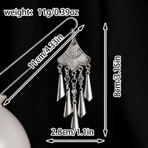 Vista detallada del palillo de pelo retro chino Miao con borla multicapa de 11cm.