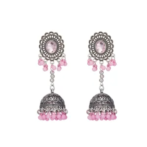 Pendientes colgantes de campana bohemios con cuentas rosa y acabado plateado vintage.