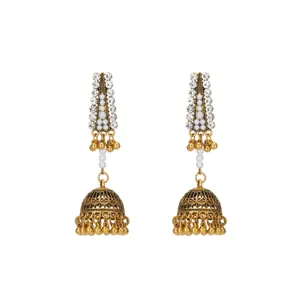 Gros plan détaillé d'une boucle Jhumka dorée vintage avec des strass étincelants.