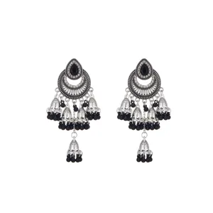 Pendientes colgantes estilo jhumka plateados étnicos con piedras negras y borlas.