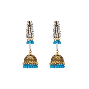 Vue détaillée de boucles d'oreilles jhumka dorées vintage avec cristaux étincelants et perles bleues.