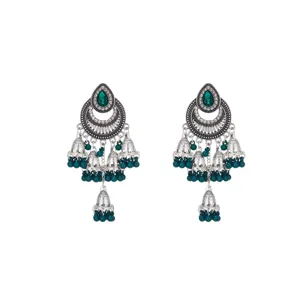 Pendientes jhumka vintage étnicos de plata con piedra de gota verde y borlas de cuentas.