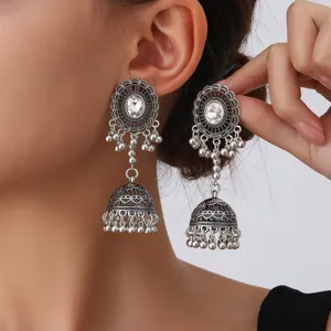 Exquisitos pendientes jhumka vintage bohemios de plata con brillantes estrás y borlas delicadas.