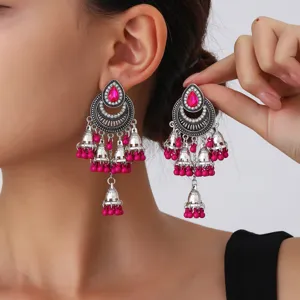 Pendientes jhumka de plata étnicos con cristal rosa en gota y borlas de cuentas detalle.