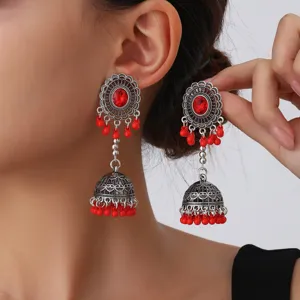 Pendientes colgantes de campana bohemios con cuentas rojas, vista detallada de estilo étnico.