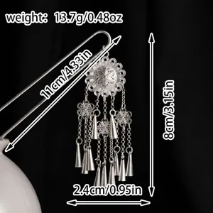 Palillo de pelo de plata retro chino con borlas, detalle étnico tradicional.