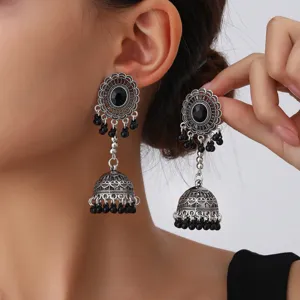 Pendientes colgantes bohemios vintage de plata estilo jhumka con elegantes cuentas negras.