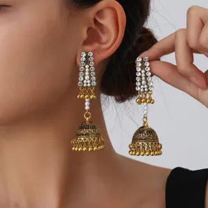 Magnifiques boucles d'oreilles cloche strass or antique vue rapprochee detail pour femme.
