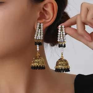 Boucles d'oreilles longues glands strass et perles or vintage, design ethnique élégant.