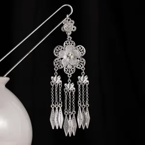 Horquilla retro plateada con borla buyao accesorio para hanfu vista de detalle
