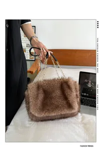 Bolso de hombro de felpa de moda de otoño para mujer, bolso tote esponjoso con cadena.