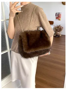 Bolso cruzado de piel sintética marrón esponjoso para mujer con cadena elegante