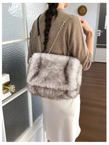 Vista detallada del elegante bolso de hombro de piel sintética peluda con cadena.