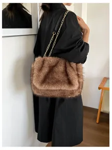 Vista detallada del bolso de hombro de felpa de otoño para mujer, bolso marrón suave.