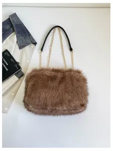 Detalle de bolso de hombro de piel sintética marrón, felpa suave con cadena chic.