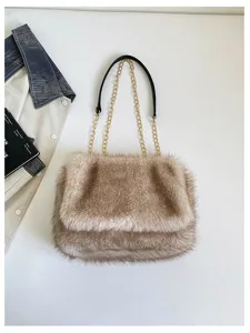 Primer plano del bolso de hombro peludo de piel sintetica con correa de cadena metalica y textura.