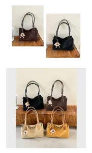 Modieuze grote schouder forens tote tas detailweergave met een schattige pluche hanger.