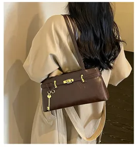 Sac à bandoulière élégant de couleur unie pour femmes, sac à main marron avec serrure dorée.