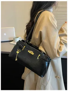 Sac à main noir élégant pour femme, grand cabas fourre-tout minimaliste chic et doré.